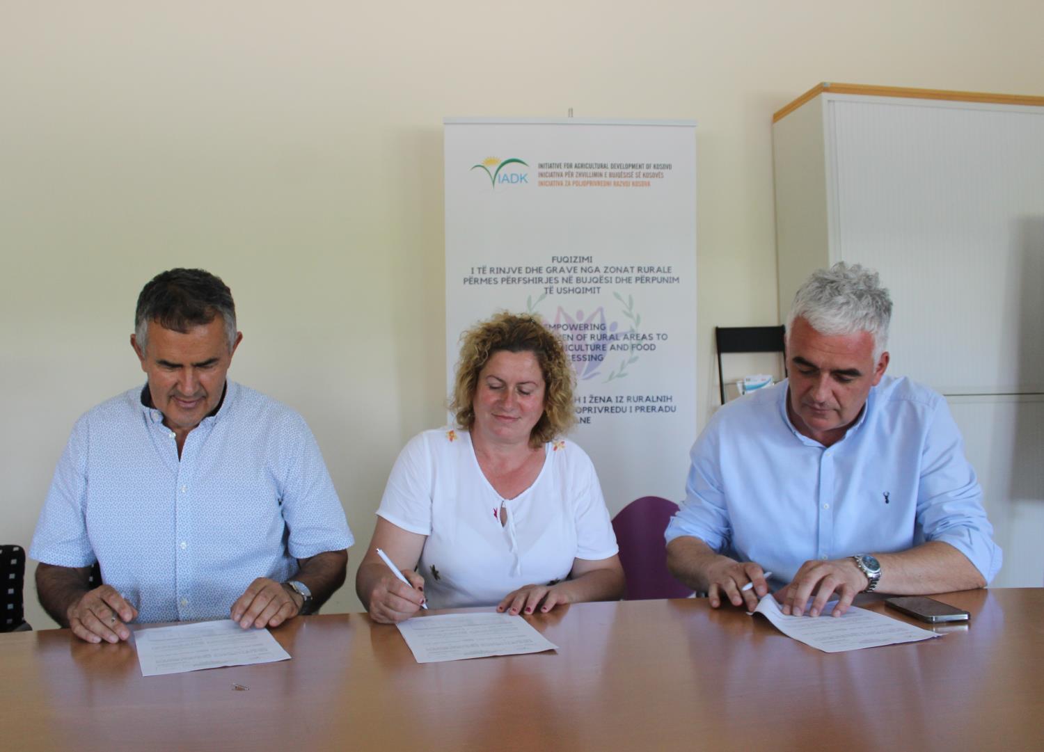 Ceremonia e nënshkrimit të kontratave dhe shpërndarja e mekanizmit bujqësor me përfituesit nga Komuna e Mitrovicës së Jugut dhe Vushtrrisë