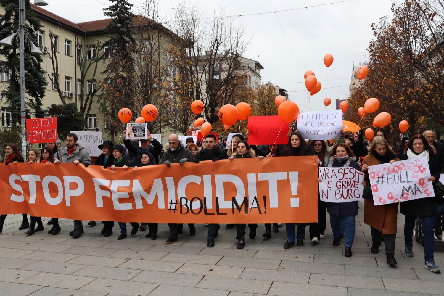 ✊Gra dhe vajza janë bashkuar për të marshuar kundër femicidit✊ “Stop Femicidit! #BollMa”