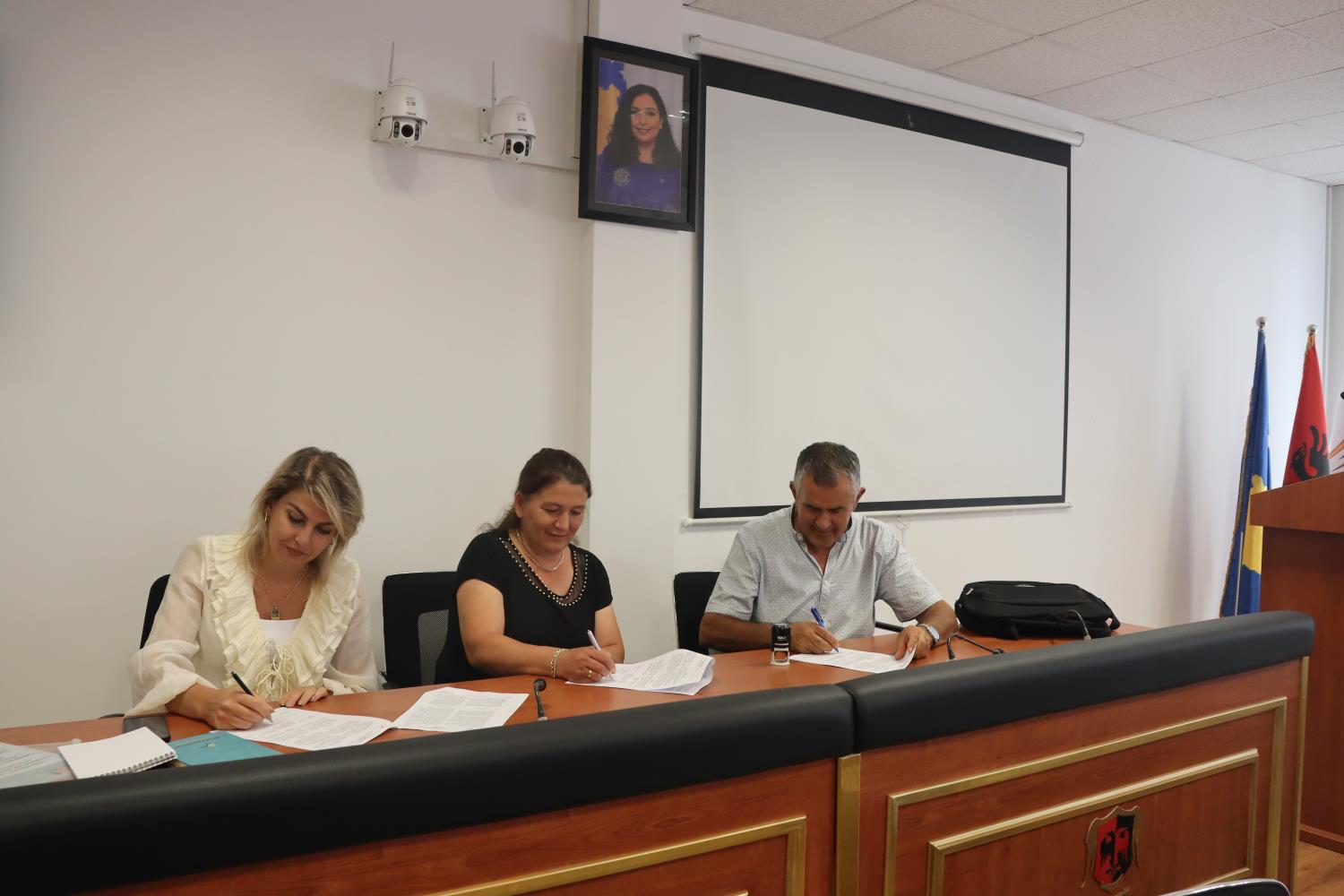 IADK and the Directorate for Agriculture, Forestry and Rural Development in the Municipality of Drenas sign the contract with grant beneficiary in the Dairy Processing Sector🌿 