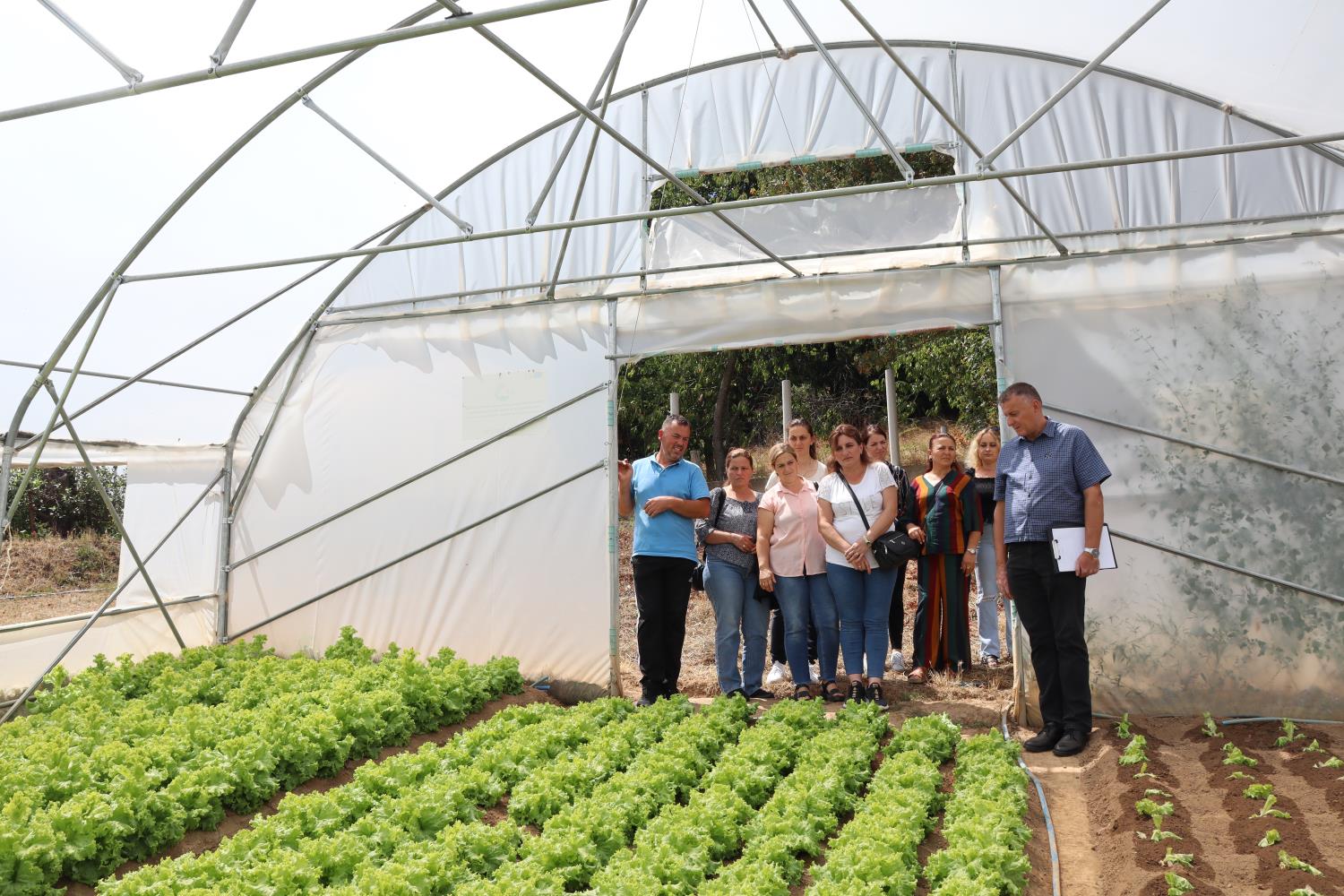 A visit is carried out to exchange experiences with greenhouse beneficiaries